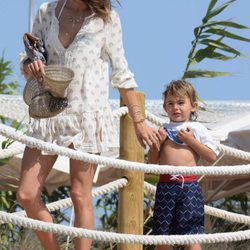 Alessandra Ambrosio con su hijo en Ibiza