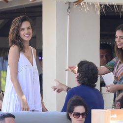 Alessandra Ambrosio disfrutando de sus vacaciones en Ibiza con unos amigos
