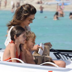 Alessandra Ambrosio disfrutando de un paseo en hidropedal junto a sus hijos en Ibiza