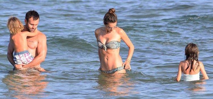 Alessandra Ambrosio disfrutando de las aguas de Ibiza junto a su marido y sus hijos