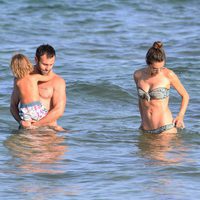 Alessandra Ambrosio disfrutando de las aguas de Ibiza junto a su marido y sus hijos