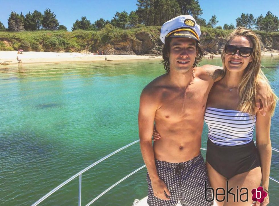 Jessica Bueno y Jota Peleteiro con el torso desnudo de vacaciones