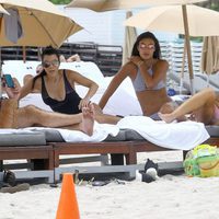 Kourtney Kardashian con Peneloppe Disick y unas amigas en sus vacaciones en Miami