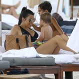 Kourtney Kardashian con Mason and Reign Disick en sus vacaciones en Miami