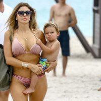 Kourtney Kardashian con Penelope Disick y una amiga y su hija disfrutando de sus vacaciones en Miami