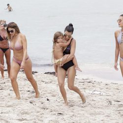 Kourtney Kardashian con sus amigas disfrutando de unas vacaciones por Miami