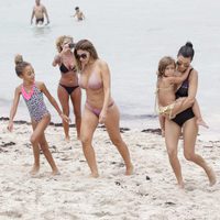 Kourtney Kardashian con sus amigas disfrutando de unas vacaciones por Miami