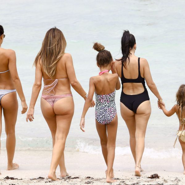 Kourtney Kardashian con unas amigas de vacaciones por las pl