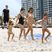 Kourtney Kardashian disfrutando de unas vacaciones en Miami en compañía de sus amigas e hijos