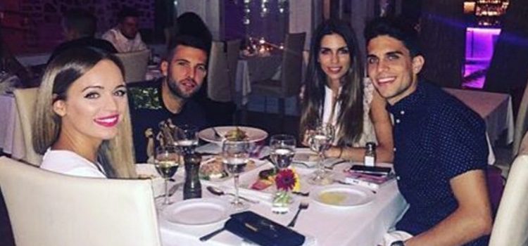 Marc Bartra y Melissa Jiménez cenando con Jordi Alba y Romarey Ventura