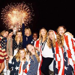 Taylor Swift y sus amigas famosas celebrando el Día de la Independencia