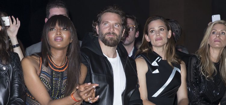 Naomi Campbell, Bradley Cooper y Jennifer Garner en el front row del desfile de Atelier Versace