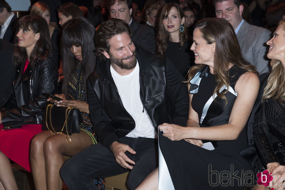 Bradley Cooper y Jennifer Garner en el front row del desfile de Atelier Versace