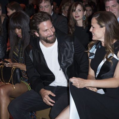 Bradley Cooper y Jennifer Garner en el front row del desfile de Atelier Versace