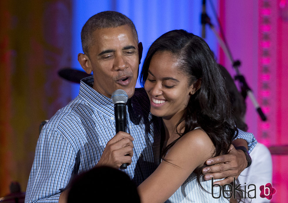Barack Obama con Malia Obama durante la celebración del día de la Independencia