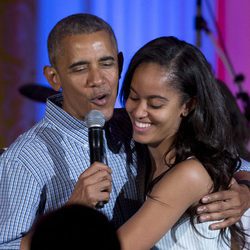 Barack Obama con Malia Obama durante la celebración del día de la Independencia