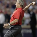 El expresidente George W. Bush lanza la bola antes del Juego 4 de la Serie Mundial de la MLB