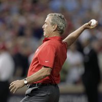 El expresidente George W. Bush lanza la bola antes del Juego 4 de la Serie Mundial de la MLB