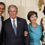 Barack Obama,  George W. Bush,  Laura Bush y  Michelle Obama durante una ceremonia de presentación en honor al expresidente