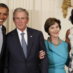 Barack Obama,  George W. Bush,  Laura Bush y  Michelle Obama durante una ceremonia de presentación en honor al expresidente