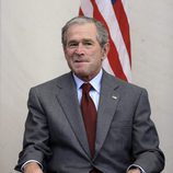 George W. Bush se sienta después de dar un discurso antes de una toma de posesión de los ciudadanos en EE.UU