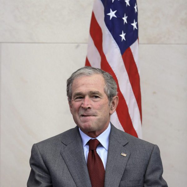  George  W  Bush  se sienta despu s de dar un discurso antes 