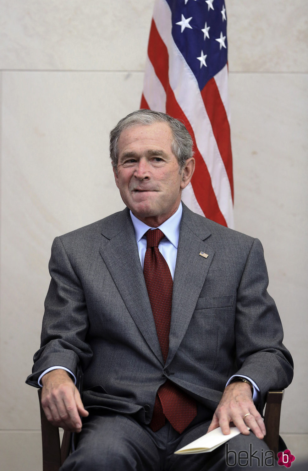 George W. Bush se sienta después de dar un discurso antes de una toma de posesión de los ciudadanos en EE.UU