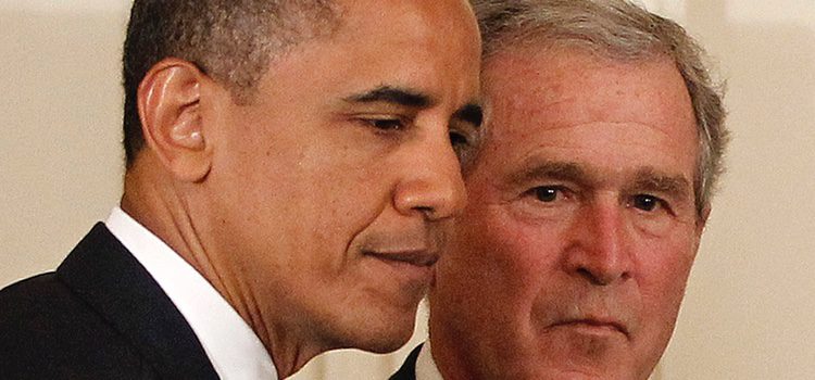 Barack Obama y George W. Bush durante la ceremonia de presentación para el expresidente