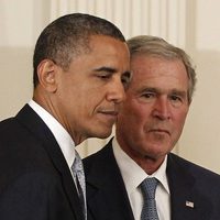 Barack Obama y George W. Bush durante la ceremonia de presentación para el expresidente