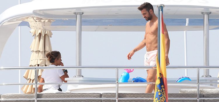 Cesc Fàbregas con el torso desnudo en un barco en Ibiza