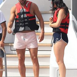 Cesc Fàbregas y Daniella Semaan en la cubierta de un barco con un salvavidas en Ibiza