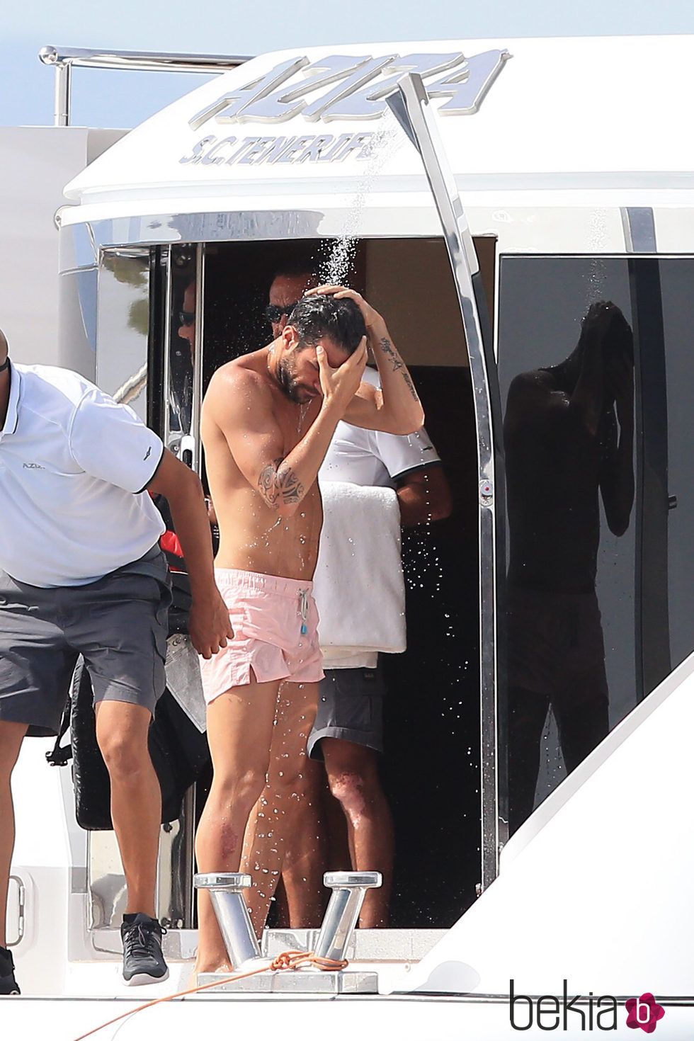 Cesc Fàbregas duchándose en un barco en Ibiza