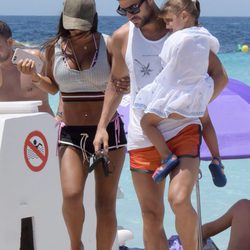 Cesc Fàbregas y Daniella Semaan desembarcan en Formentera con su hija Lia