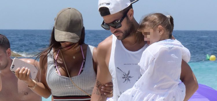 Cesc Fàbregas y Daniella Semaan desembarcan en Formentera con su hija Lia