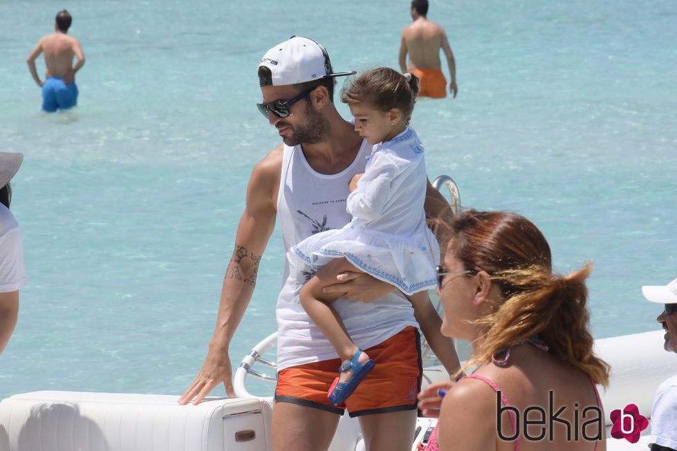 Cesc Fàbregas lleva en brazos a su hija Lia a su llegada a Formentera
