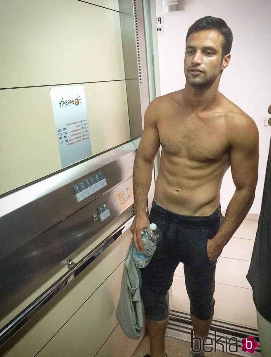 Jesús Castro con el torso desnudo en un ascensor