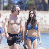 José Coronado y Elena González paseando por las playas de Ibiza
