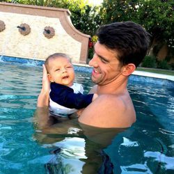 Michael Phelps disfrutando con su hijo Boomer en la piscina