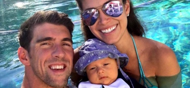Michael Phelps con Nicole Johnson y su hijo Boomer en la piscina