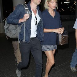 Taylor Swift y Tom Hiddleston en el aeropuerto de Los Angeles