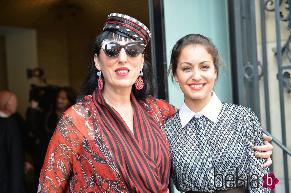 Hiba Abouk y Rossy de Palma en la Fashion Week de París 2016