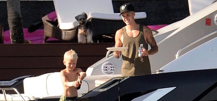 Justin Bieber con su hermano pequeño de vacaciones en Miami