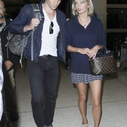 Taylor Swift y Tom Hiddleston en la terminal del aeropuerto de Los Angeles