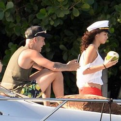 Justin Bieber disfrutando de un paseo en yate con una morena en Miami