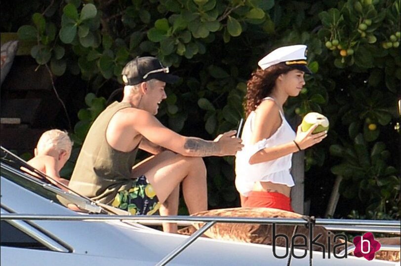 Justin Bieber disfrutando de un paseo en yate con una morena en Miami