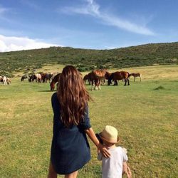 Sara Carbonero con su hijo Martín viendo unos caballos en Navalacruz