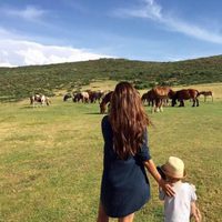 Sara Carbonero con su hijo Martín viendo unos caballos en Navalacruz