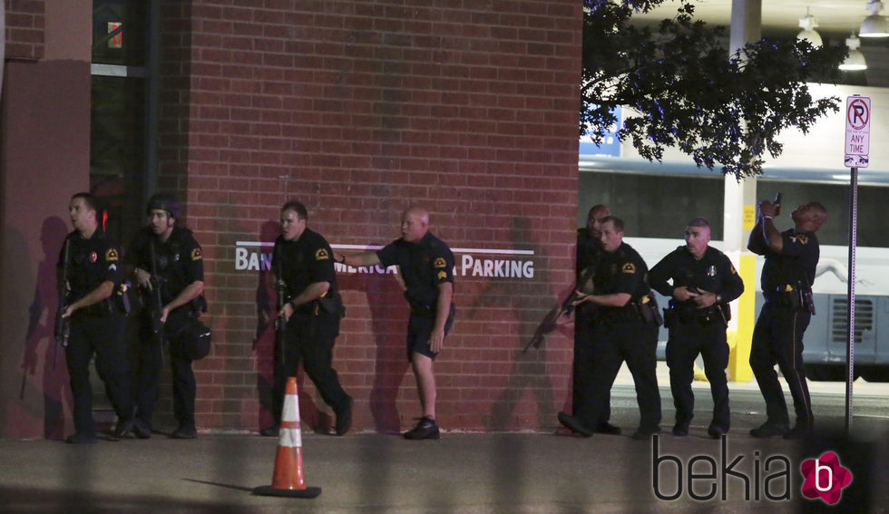 La policía de Dallas durante el tiroteo