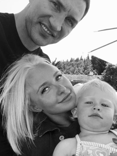 Hayden Panettiere y Vladímir Klichkó posan felizmente junto a su hija