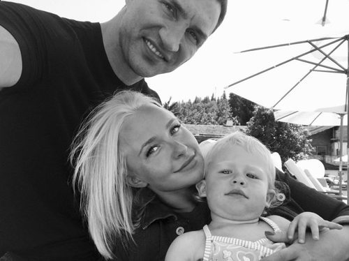 Hayden Panettiere y Vladímir Klichkó posan felizmente junto a su hija